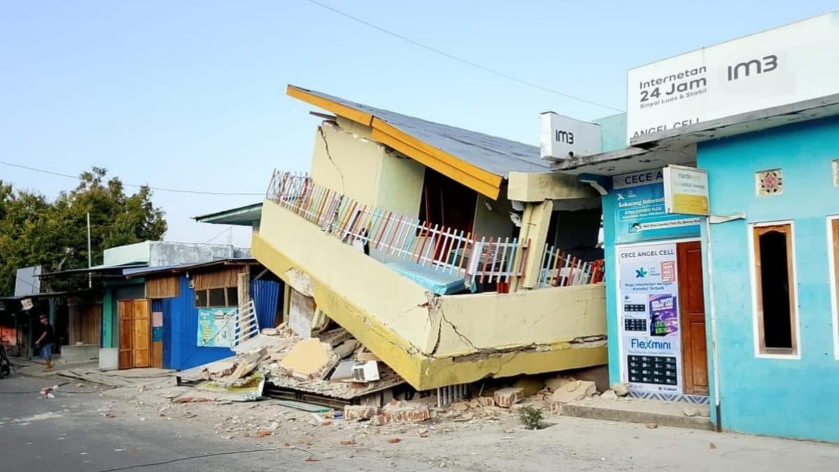 A shop building collapsed onto the street in East Manggarai after the Flores earthquake