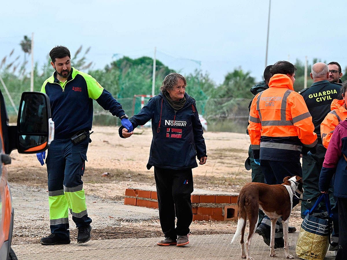 A resident rescued by helicopter is taken to a medical facility in Oliva, eastern Spain, on 19 October.