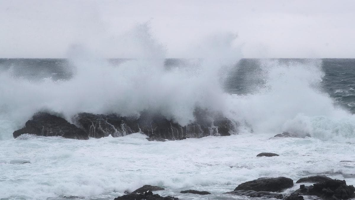 A high wave hits the shore in Keelung, northern Taiwan, on 22 October 2026 as Typhoon Champi approaches.