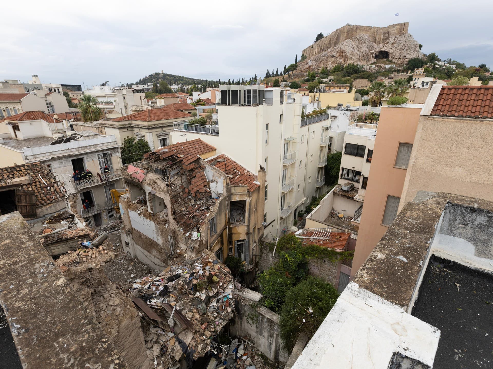 A general view of the area where a powerful blast collapsed a two-storey building and killed six people in Athens’ Plaka district on September 26, 2026.